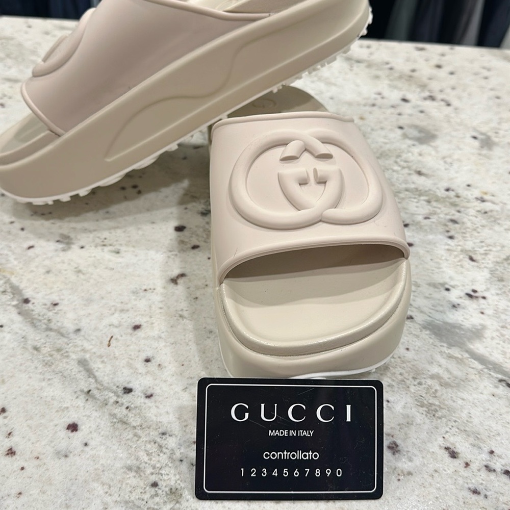 Gucci slides never worn